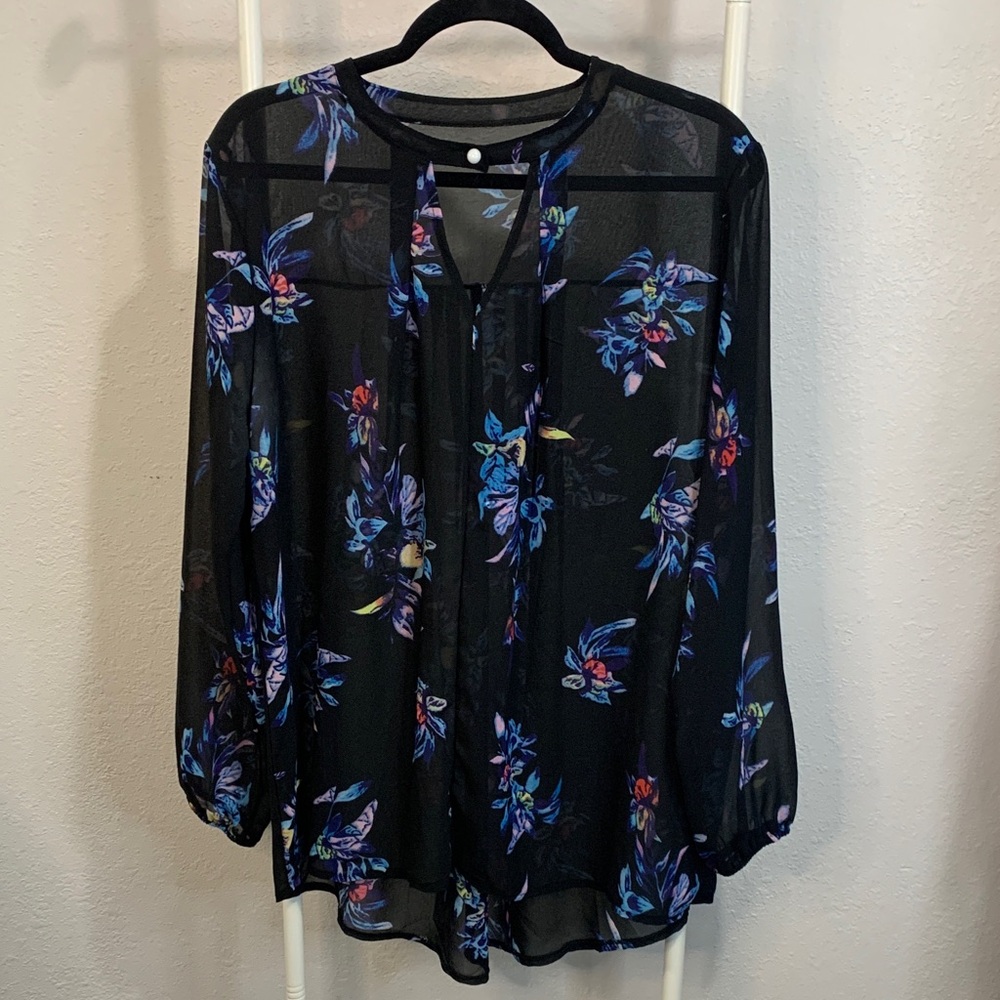 Chic Black Floral Blouse‎